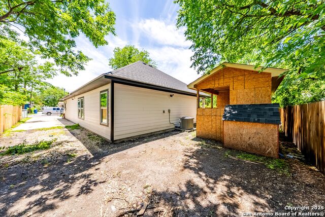 Listing photo id 34 for 3307 Salinas W