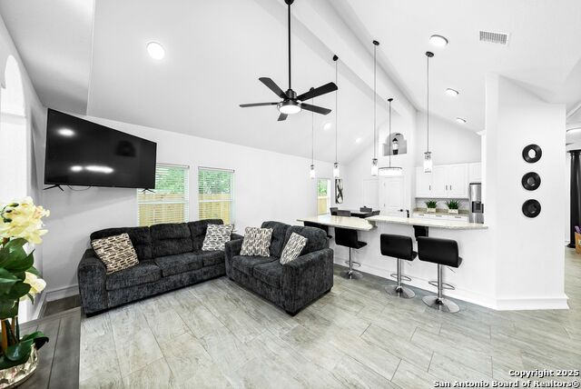 Listing photo id 3 for 3307 Salinas W