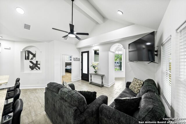 Listing photo id 5 for 3307 Salinas W