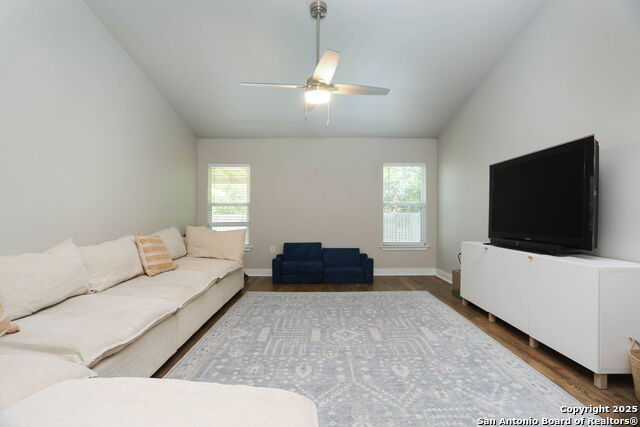 Listing photo id 9 for 6203 Callen Glen
