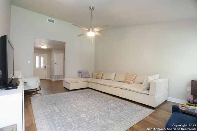 Listing photo id 10 for 6203 Callen Glen