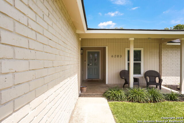 Listing photo id 1 for 6203 Callen Glen