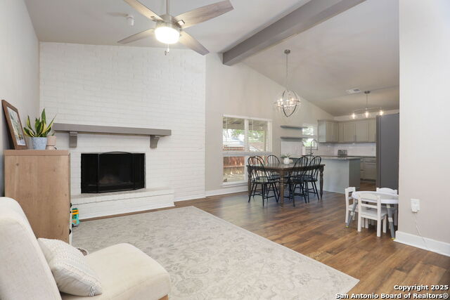 Listing photo id 4 for 6203 Callen Glen