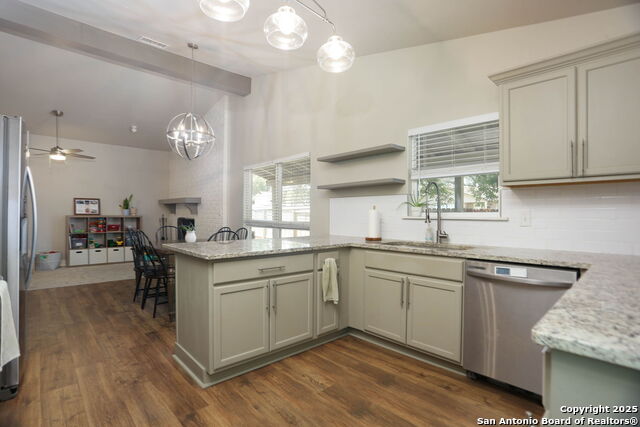 Listing photo id 7 for 6203 Callen Glen