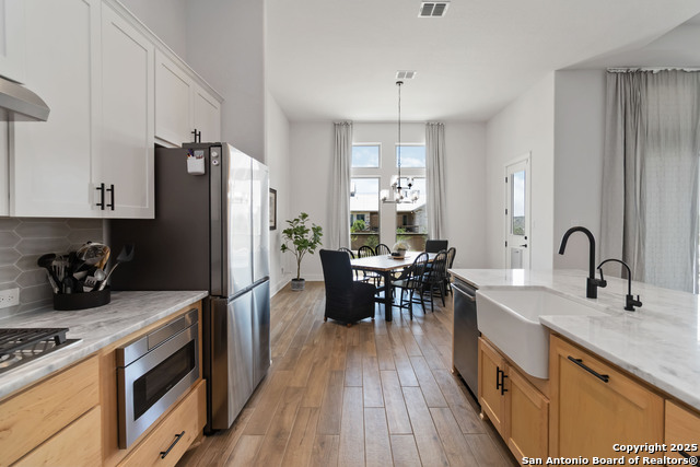 Listing photo id 8 for 1512 Aubrey Point