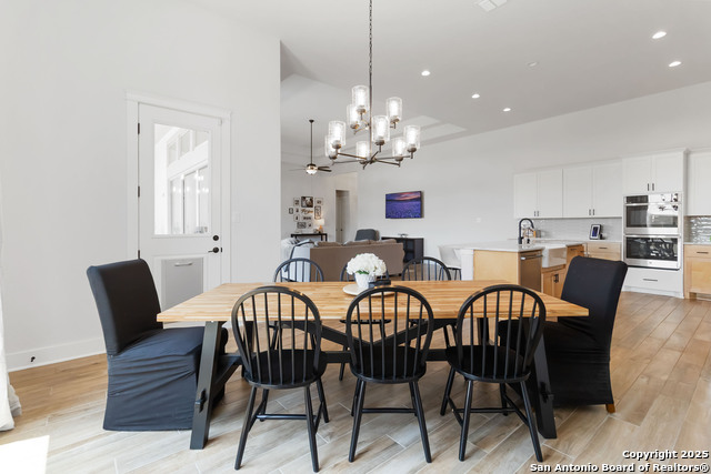 Listing photo id 13 for 1512 Aubrey Point