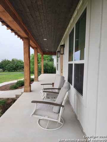 Listing photo id 3 for 620 Windway