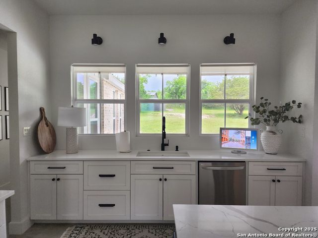 Listing photo id 4 for 620 Windway