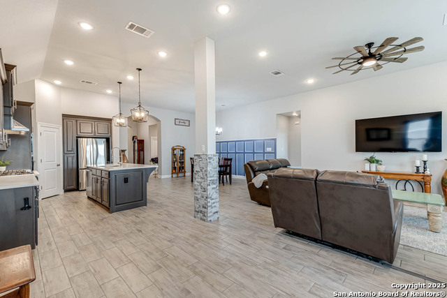 Listing photo id 16 for 9011 Quail Gate