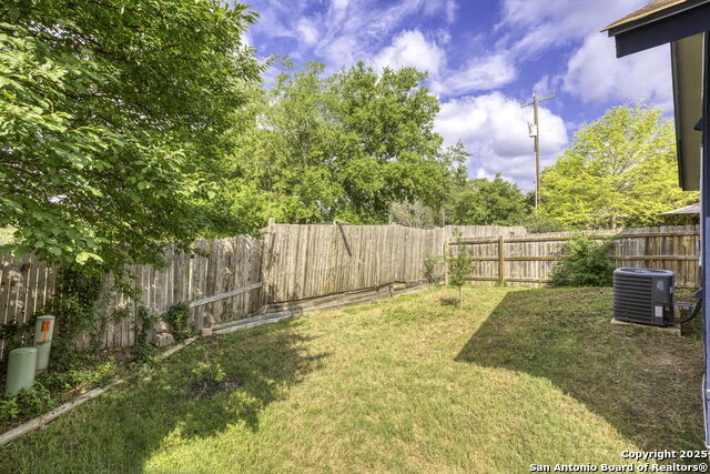 Listing photo id 14 for 3342 Stoney Square