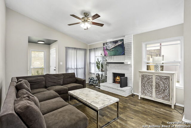 Listing photo id 2 for 3342 Stoney Square