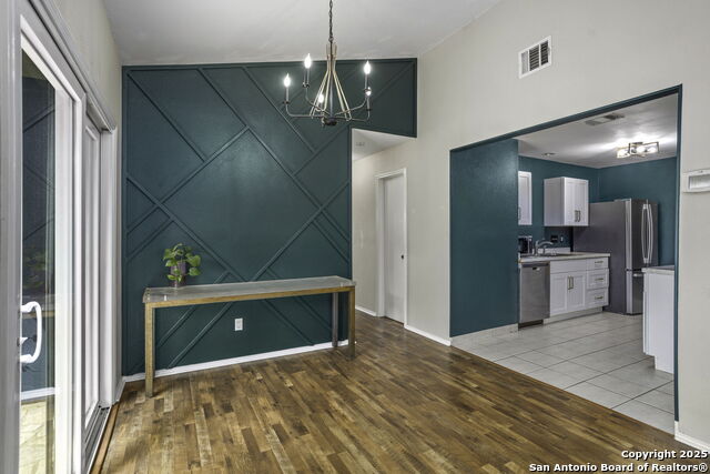 Listing photo id 3 for 3342 Stoney Square