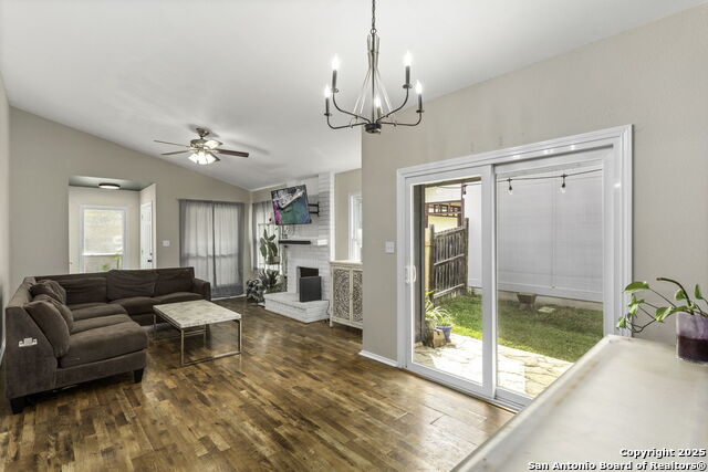Listing photo id 4 for 3342 Stoney Square