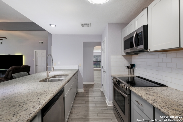 Image 16 of 32 For 11943 Dawnhaven St