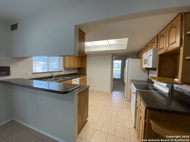 Image 4 of 14 For 4823 Los Reyes St