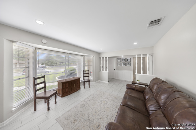 Listing photo id 3 for 538 Candleglo
