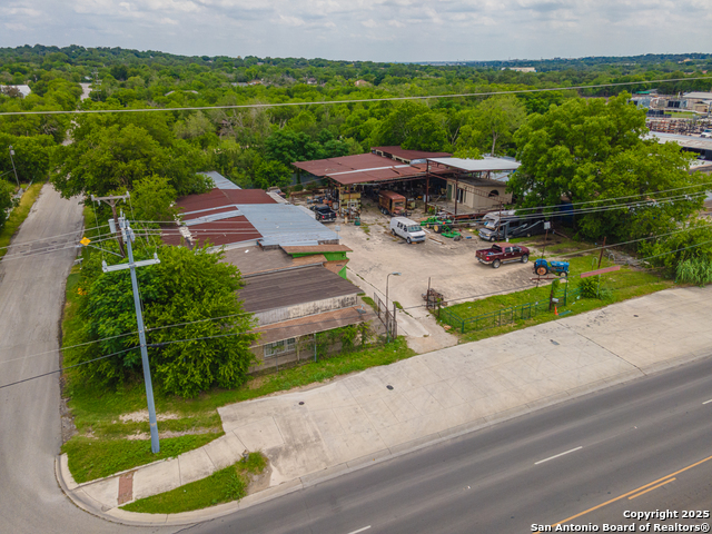 Listing photo id 5 for 5042 Callaghan