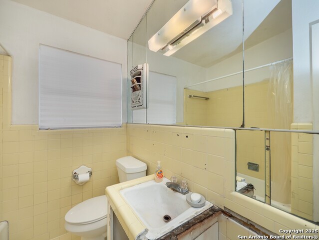 Listing photo id 13 for 271 Middlebury Dr