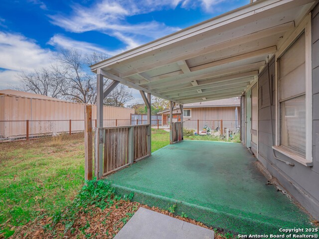 Listing photo id 17 for 271 Middlebury Dr