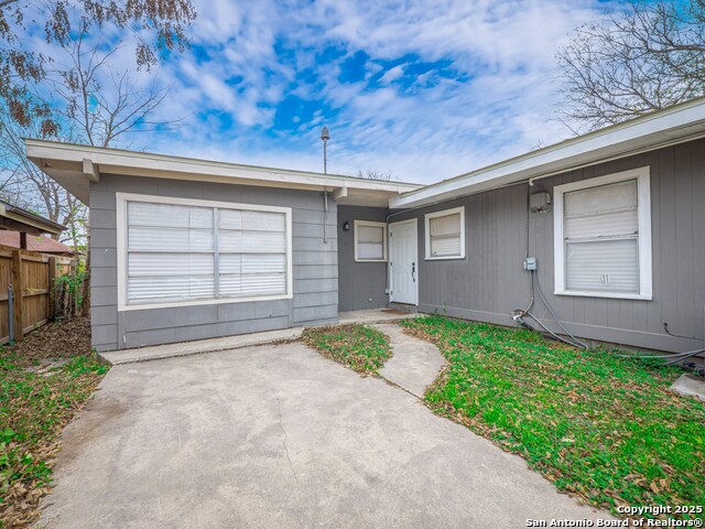 Listing photo id 0 for 271 Middlebury Dr