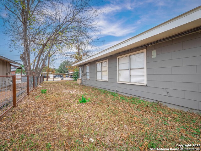 Listing photo id 22 for 271 Middlebury Dr