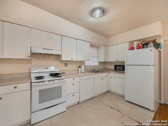 Listing photo id 2 for 271 Middlebury Dr