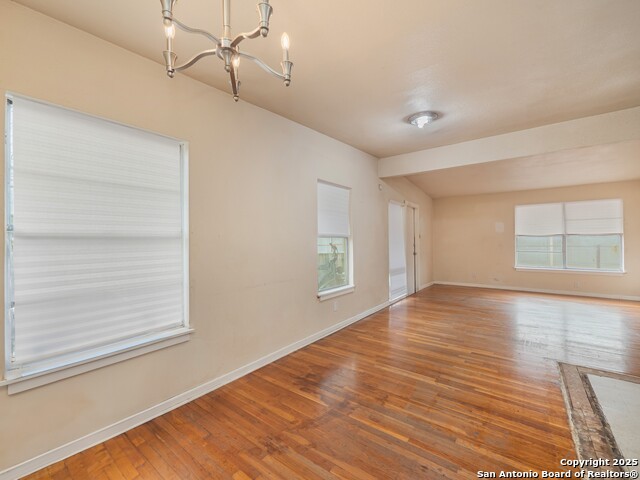 Listing photo id 3 for 271 Middlebury Dr