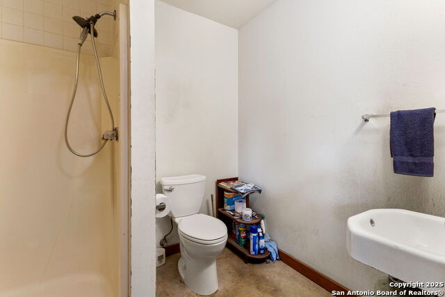 Image 23 of 28 For 571 Houston  