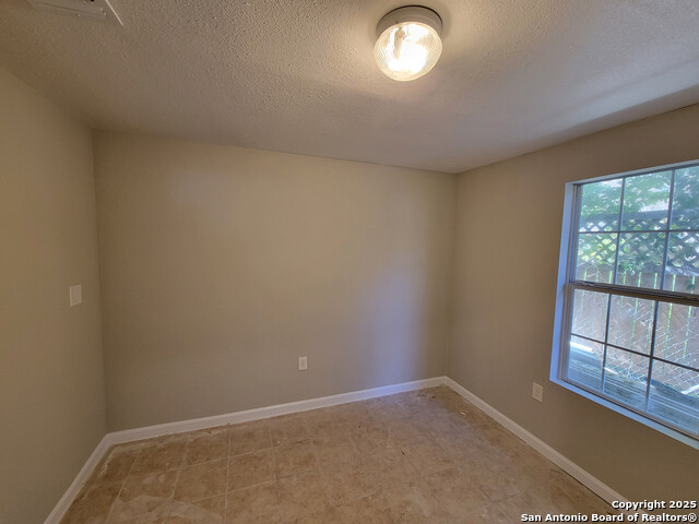Listing photo id 9 for 2506 Greencrest
