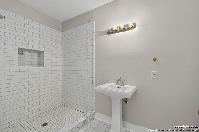 Listing photo id 11 for 129 Odell