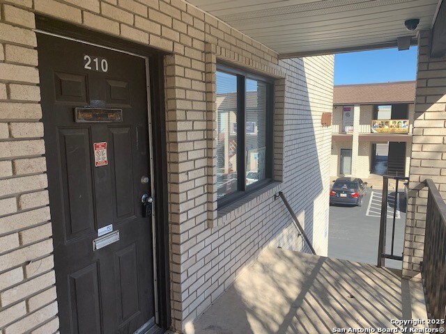 Listing photo id 0 for 4407 Walzem Rd 210