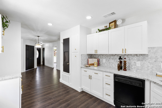 Listing photo id 8 for 5026 Lakewood