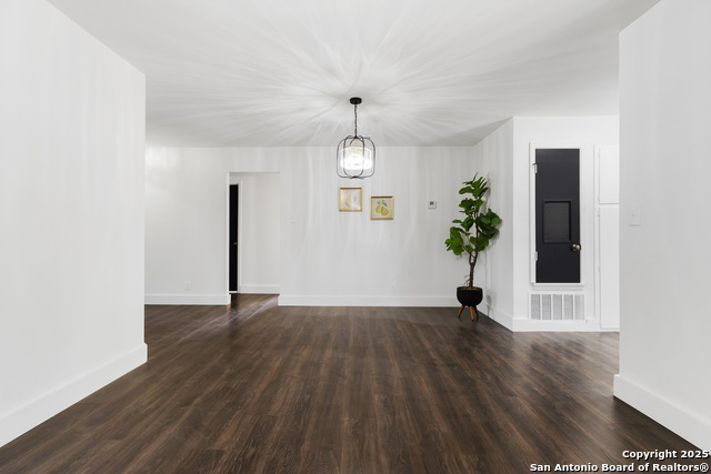 Listing photo id 10 for 5026 Lakewood
