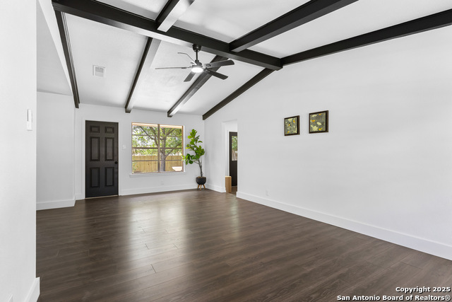 Listing photo id 12 for 5026 Lakewood