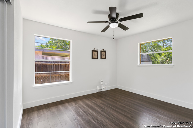 Listing photo id 13 for 5026 Lakewood