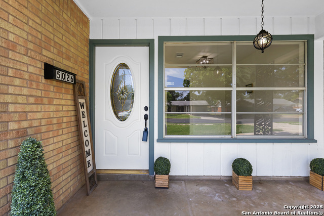 Listing photo id 0 for 5026 Lakewood