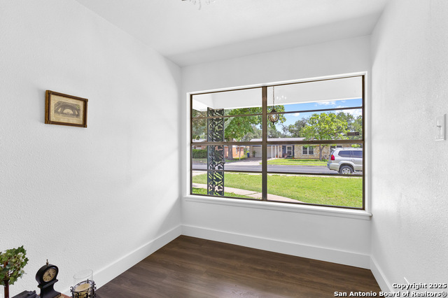 Listing photo id 2 for 5026 Lakewood