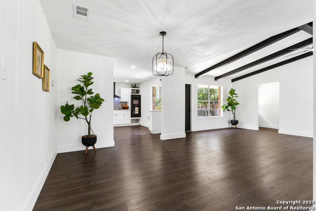 Listing photo id 3 for 5026 Lakewood