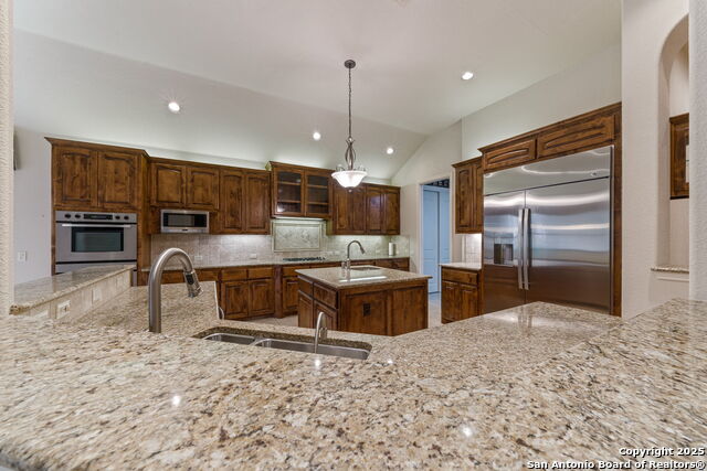 Listing photo id 4 for 18210 Emerald Oaks