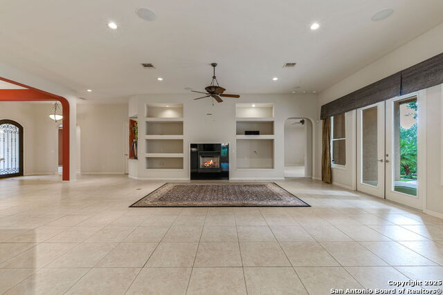 Listing photo id 7 for 18210 Emerald Oaks