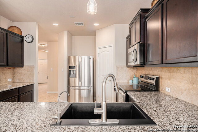 Listing photo id 12 for 2196 New Castle