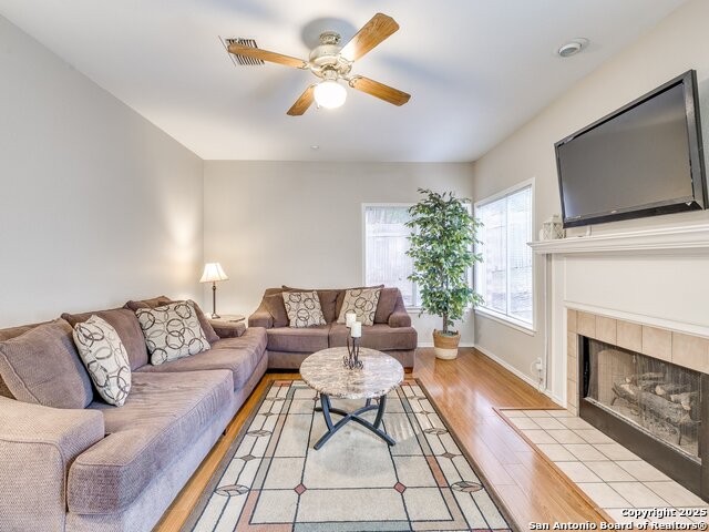 Image 19 of 79 For 25027 Arrow Glen