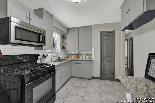 Listing photo id 8 for 403 Dawnview Ln