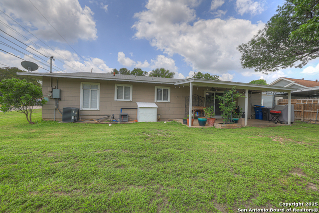 Listing photo id 16 for 403 Dawnview Ln