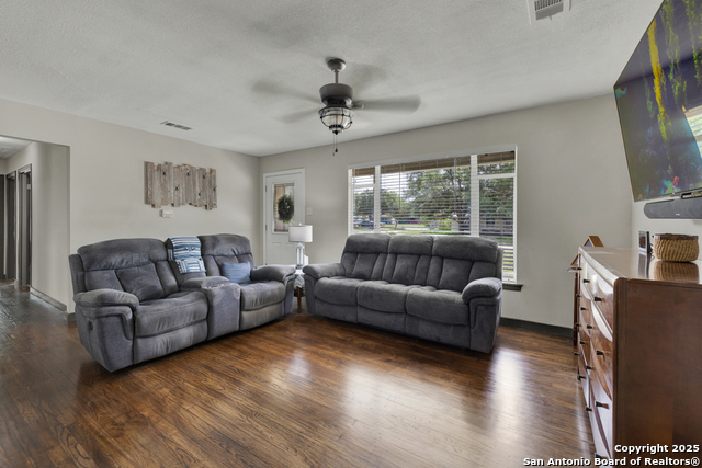 Listing photo id 0 for 403 Dawnview Ln