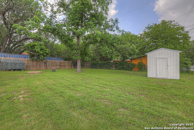 Listing photo id 20 for 403 Dawnview Ln