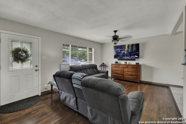 Listing photo id 1 for 403 Dawnview Ln