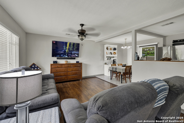 Listing photo id 2 for 403 Dawnview Ln