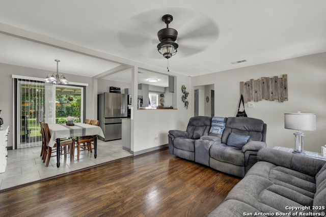 Listing photo id 3 for 403 Dawnview Ln