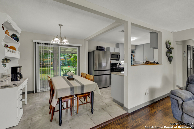Listing photo id 4 for 403 Dawnview Ln